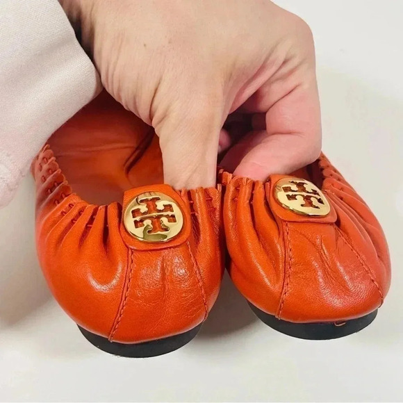 Tory Burch Reese Tassel Flats Orange Soft Pebbled Leather Gold-Tone Logo - Picture 4 of 9